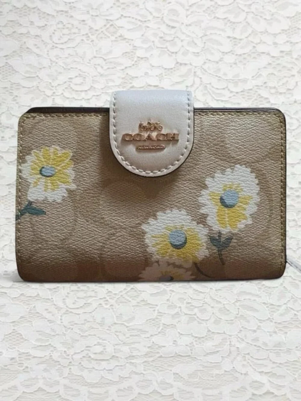 Coach Daisy Print Short Wallet – Gold Logo, Snap & Zip Closure